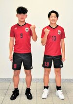 高校進学後もサッカーを続け全国を目指すと誓う北村さん（左）と谷角さん＝新温泉町