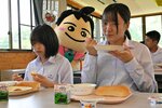 ねんりんピック用の給食を味わう生徒たち＝１１日、鳥取市気高町浜村の気高中