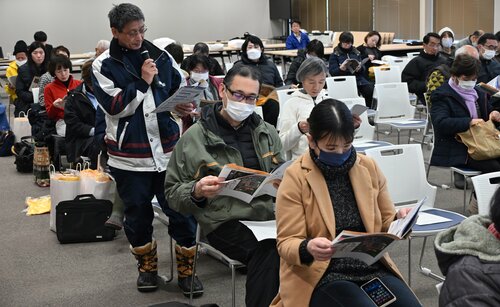 事務局から説明を受けた後、当日の動きについて質問する参加者＝２２日、鳥取市役所