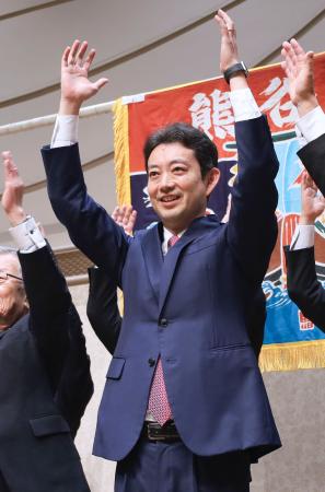 　千葉県知事選で再選を確実にし、万歳する熊谷俊人氏＝１６日夜、千葉市