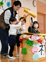 園児手作りのたるで鏡開きをする小川さん（左）と園児ら