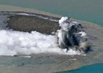 　硫黄島の沖合で確認された噴煙。噴出した岩塊によって近くに島ができている＝１０月３０日午後０時２９分、東京都小笠原村（共同通信社機から）