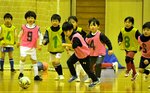 サッカーを楽しみながら６歳臼歯について学んだ参加者＝２日、新温泉町湯の健康公園体育館