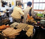 冬服や食器など多彩な品物がそろう会場