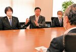 深沢市長（右）と面談する釧路鳥取報恩会のメンバーら＝２７日、鳥取市役所