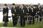 　熊本地震の追悼式で黙とうする遺族ら＝１４日午前、県庁