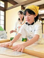 麺棒を使って薄く生地を延ばしていく子どもたち＝８日、倉吉市関金町明高の水車の郷体験工房