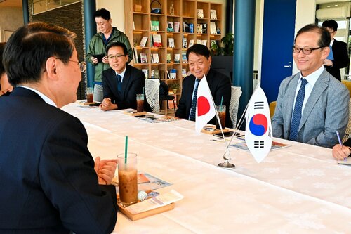 平井知事（左）と面談する韓国航空大学の許総長（右）＝１１日、鳥取市浜坂の「ＳＡＮＤ　ＢＯＸ　ＴＯＴＴＯＲＩ」