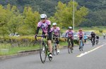 秋の風景を楽しみながらロードバイクのペダルをこぐ参加者＝２９日、鳥取市北村