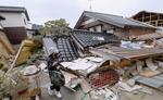 　地震で倒壊したまま残る石川県珠洲市の家屋＝２日午後