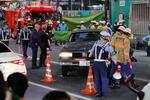 　東京・渋谷のスクランブル交差点付近で乗用車が歩行者をはね、騒然とする現場付近＝７日午後８時２４分