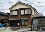 　「危険」と書かれた赤い紙が張られた石川県輪島市の空き家。公費による解体が決まった＝４月２３日