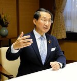 今年の抱負や展望を語る平井知事＝鳥取県庁