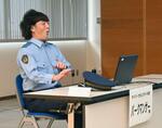 　フィッシング詐欺の画面を体験するパークマンサーさん＝３０日午前、富山県警本部