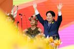 　就任式典で手を振る台湾の頼清徳新総統＝２０日、台北の総統府前（共同）