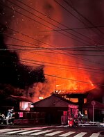 住宅から燃え上がる炎＝２６日午後１１時１０分、鳥取県米子市法勝寺町