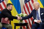 　握手するバイデン米大統領（右）とウクライナのゼレンスキー大統領＝７日、パリ（ＡＰ＝共同）