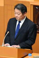 　山梨県議会本会議で答弁する長崎幸太郎知事＝２６日午後