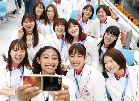 　パリ五輪の開会式を前に、船上で記念撮影するバレーボール女子日本選手ら＝２６日、パリ（ゲッティ＝共同）