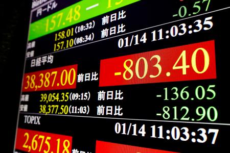 　下げ幅が一時８００円を超えた日経平均株価を示すモニター＝１４日午前、東京・東新橋