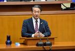 　鳥取県議会で発言する平井伸治知事＝１３日