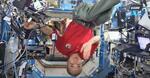 　国際宇宙ステーションから記者会見する古川聡飛行士＝２月２０日（ＪＡＸＡの中継映像から）