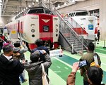 特別展示された３８１系を撮影する鉄道ファンら＝１２日、京都市の京都鉄道博物館