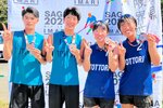 少年の部で３位入賞を果たした（左から）男子の徳山・小田井組と女子の横山・阿部組＝佐賀県伊万里市イマリンビーチ