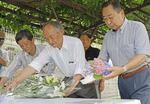 　犠牲者が出た寮跡地に設置した献花台に花を供える地元町会の会長たち＝２０２４年６月２６日、長野県松本市