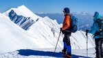 コントラスト　稜線のコントラストが映える剣ケ峰を弥山山頂から望む登山者