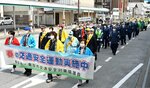 春の交通安全運動スタートを控え、パレードする参加者＝５日、鳥取市の若桜街道