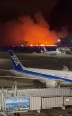 　日航と海上保安庁の航空機が衝突した事故＝２日、羽田空港（目撃者提供）