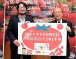 日南トマトの販売額が過去最高となったことを中村英明町長（右）と共にアピールする岩田部長＝日南町役場