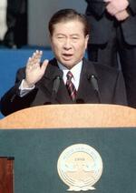 　１９９８年２月、ソウルの国会前広場で行われた就任式で宣誓する金大中大統領