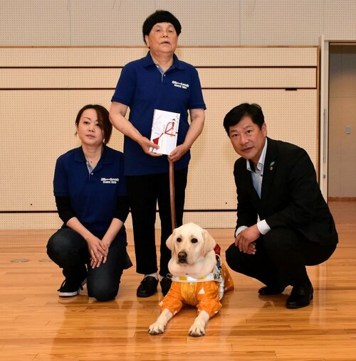 支援金を受け取った（左から）竹内会長、野沢さん、影山会長