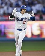 　パドレスとの地区シリーズ第１戦で３ランを放ったドジャース・大谷＝５日、ロサンゼルス（共同）