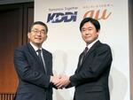 　握手するＫＤＤＩ次期社長の松田浩路氏（右）と高橋誠社長＝５日午後、東京都千代田区