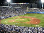 　日本シリーズでスタンドのファンが盛り上がる横浜スタジアム＝１１月