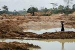 　ガーナ西部で違法な金採掘業者に破壊されたカカオ農園＝２月２６日（ロイター＝共同）