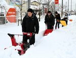 授業再開に備えて通学路の除雪作業に当たる教職員ら＝２５日、倉吉市の倉吉東中周辺