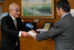 伊達市長（右）に答申書を手渡す堀田会長＝２１日、境港市役所