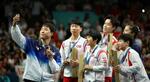 　パリ五輪卓球混合ダブルスの表彰式で、韓国選手らと記念撮影する北朝鮮のリ・ジョンシク（左から２人目）とキム・グムヨン（同３人目）＝７月、パリ（ロイター＝共同）