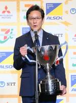 　「侍ジャパン」が日本プロスポーツ大賞に選ばれ、謝辞を述べる栗山英樹さん＝２１日午後、東京都内のホテル