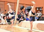 【よいしょ！】足を高く上げ、四股を披露する鳥取城北高女子相撲部員