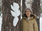 　田中宏美さんと雪のエゾリス＝札幌市の円山公園（２０２４年１月）