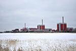 　フィンランドのオルキルオト原発。三つの原子炉建屋が並ぶ。左奥は使用済み核燃料の中間貯蔵施設＝２月２８日（共同）