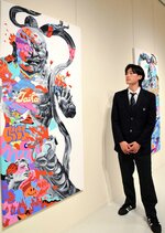 金剛力士像にポップなデザインを掛け合わせた作品とＯＢＡＮさん＝５日、米子市美術館