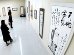 後藤渓流さんの遺作（右）など秀作が並ぶ会場