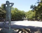 　東京都文京区の大塚公園にある「文京区ラジオ体操発祥の地」の少年像。＜生きがい＞が社会的につくられるとの観点で、ラジオ体操は興味深い＝2019年10月