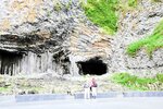 代表的ジオサイトの一つ玄武洞。近くで行われている鉱石などの販売が問題視されている＝昨年９月、兵庫県豊岡市赤石
